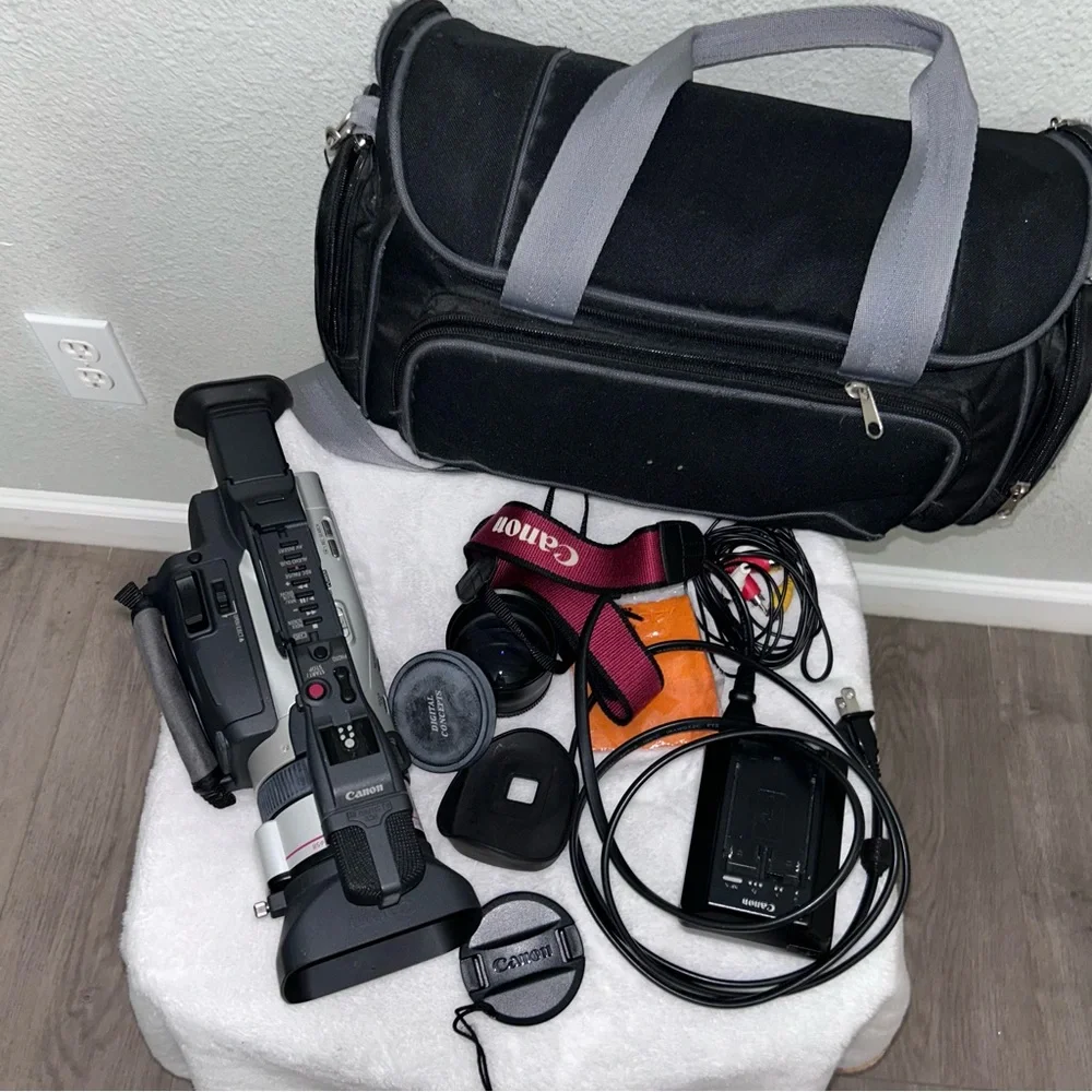 CANON DM-XM2 E - 3CCD DIGITAL VIDEO CAMCORDER XM2 PAL (TURNS ON) UNTESTED